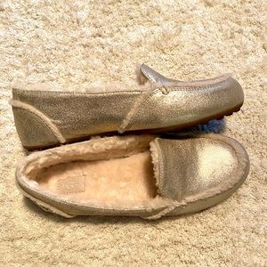 NWOT UGG Gold size 8 metallic slippers